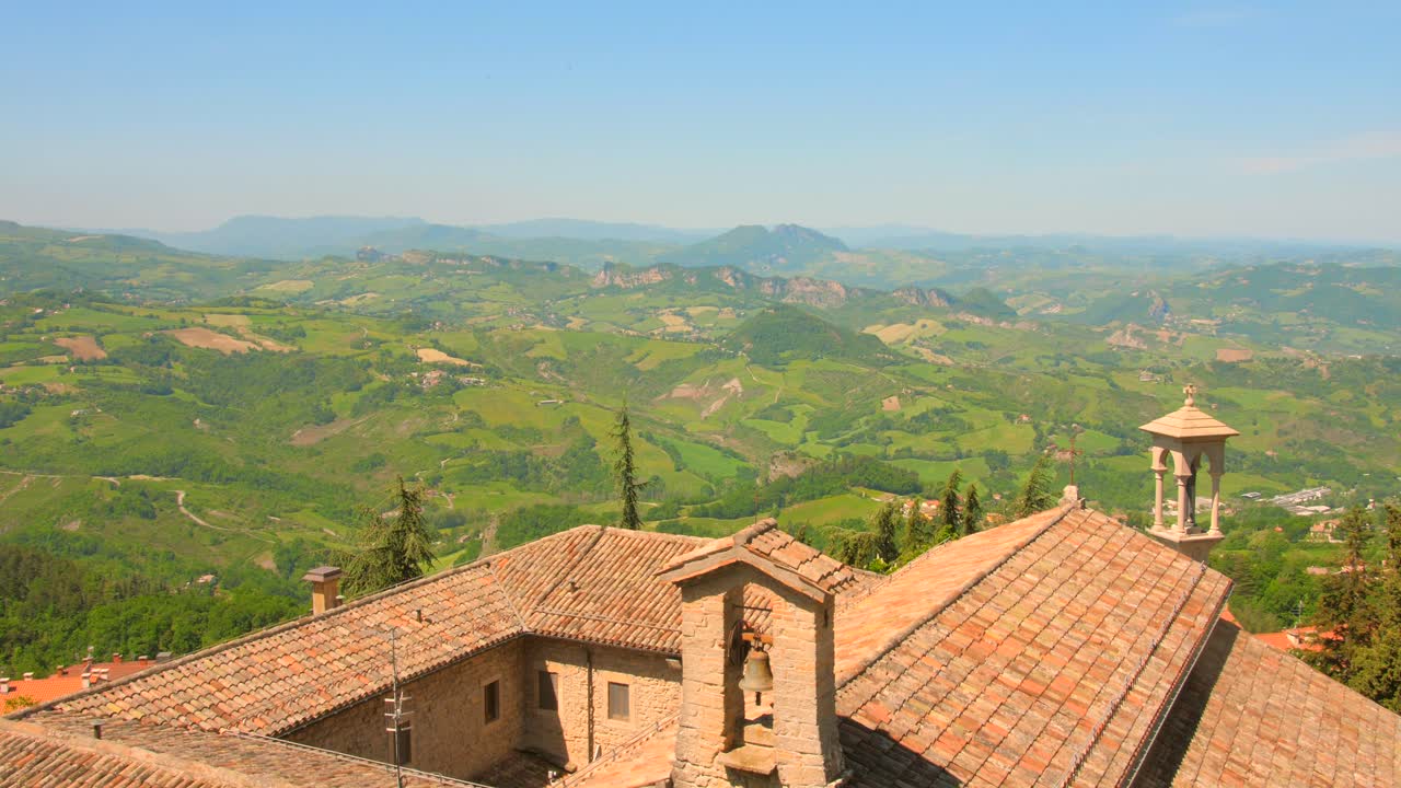 techo de tejas de arcilla de barril de edificios con paisaje de montaña verde en verano en san marino, italia
