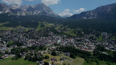 Orbitaufnahme-Der-Wunderschönen-Ländlichen-Gegend-Von-Cortina-In-Der-Nähe-Der-Dolomiten,-Italien