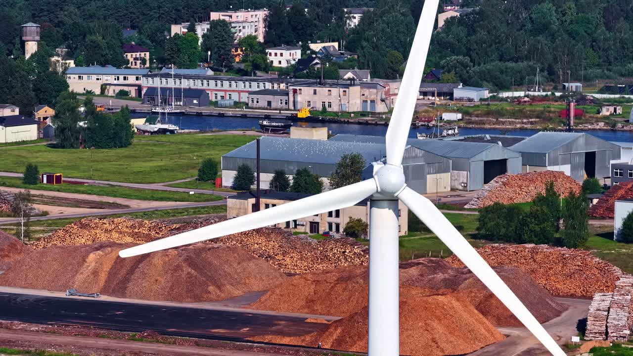 Central eólica en pueblo rural, arena y tierra en complejo de construcción industrial, primer plano aéreo