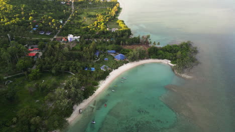 Tropisches-Paradies-Mit-Weißem-Sand-Am-Strand-Von-Ko-Na-Thian-In-Koh-Samui,-Thailand