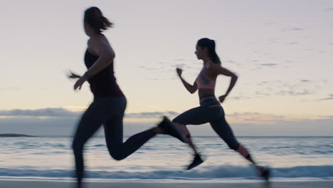 Frauen,-Fitness-Und-Laufen-Am-Strand-Bei-Sonnenuntergang