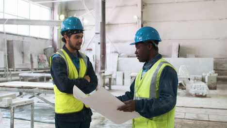 compañeros de trabajo en una fábrica de mármol