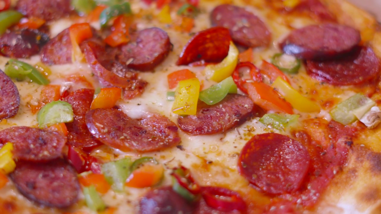 Färskköttspizza med pepperoni, paprika, chili och mozzarella