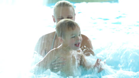 Mutter-Und-Ihr-Sohn-Im-Schwimmbad