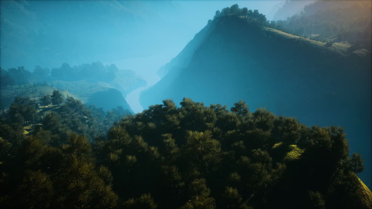 amanecer en las montañas en una mañana brumosa