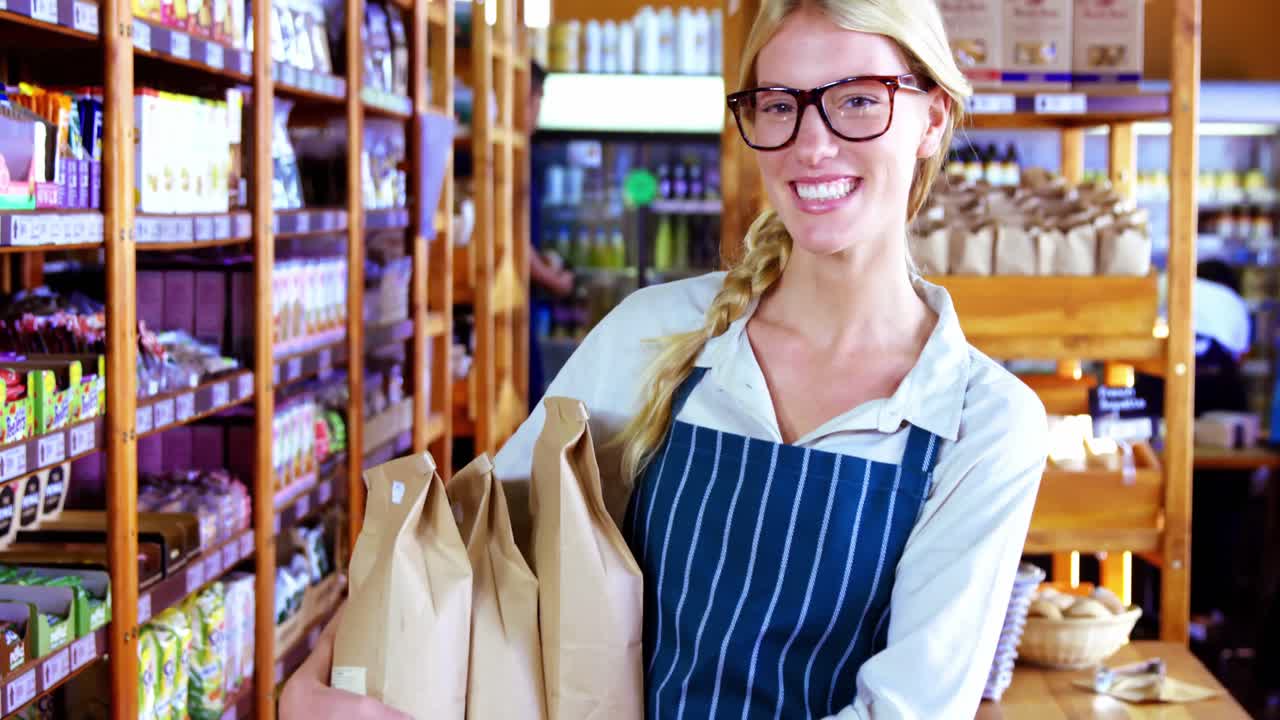 personal femenino que sostiene un paquete