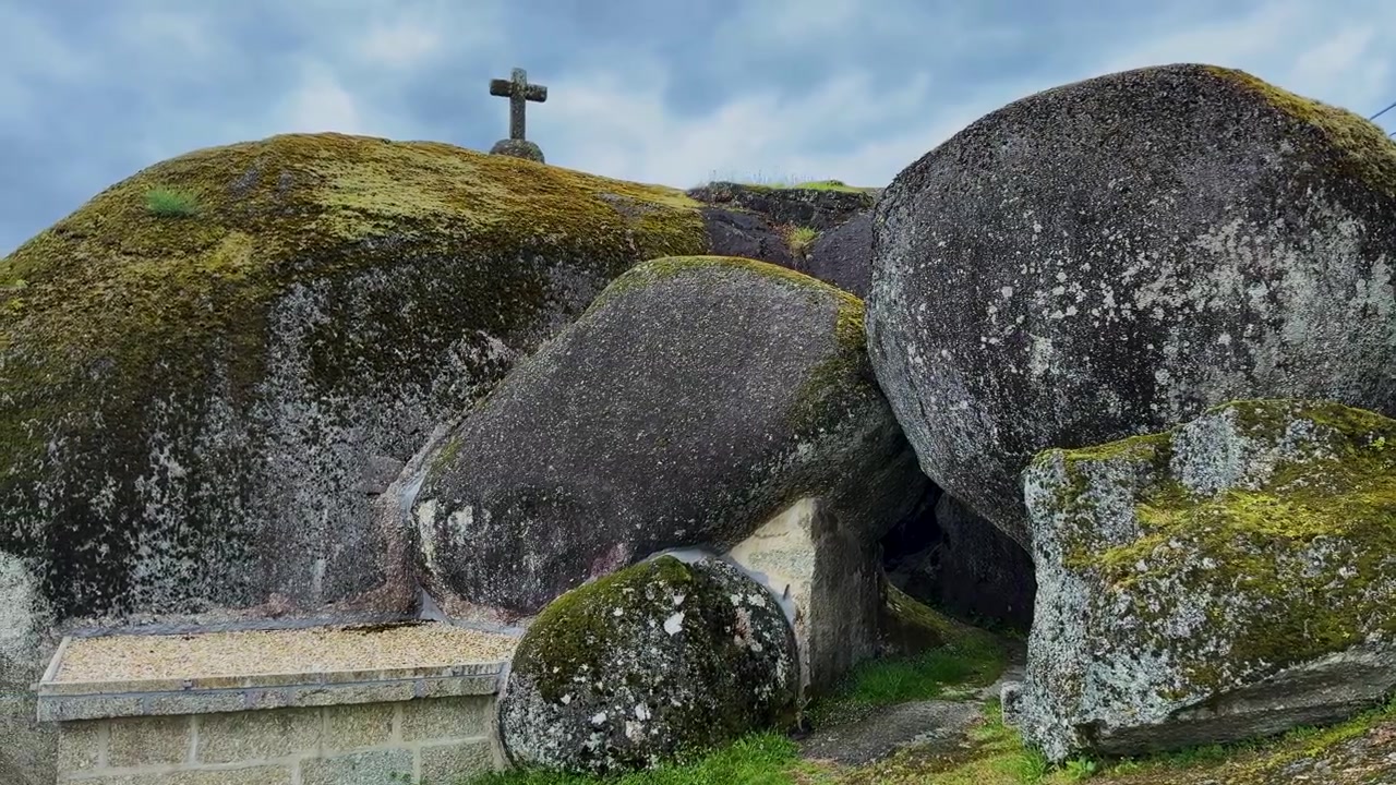 Il retro della cappella rupestre del Santuario de Nossa Senhora da Lapa.