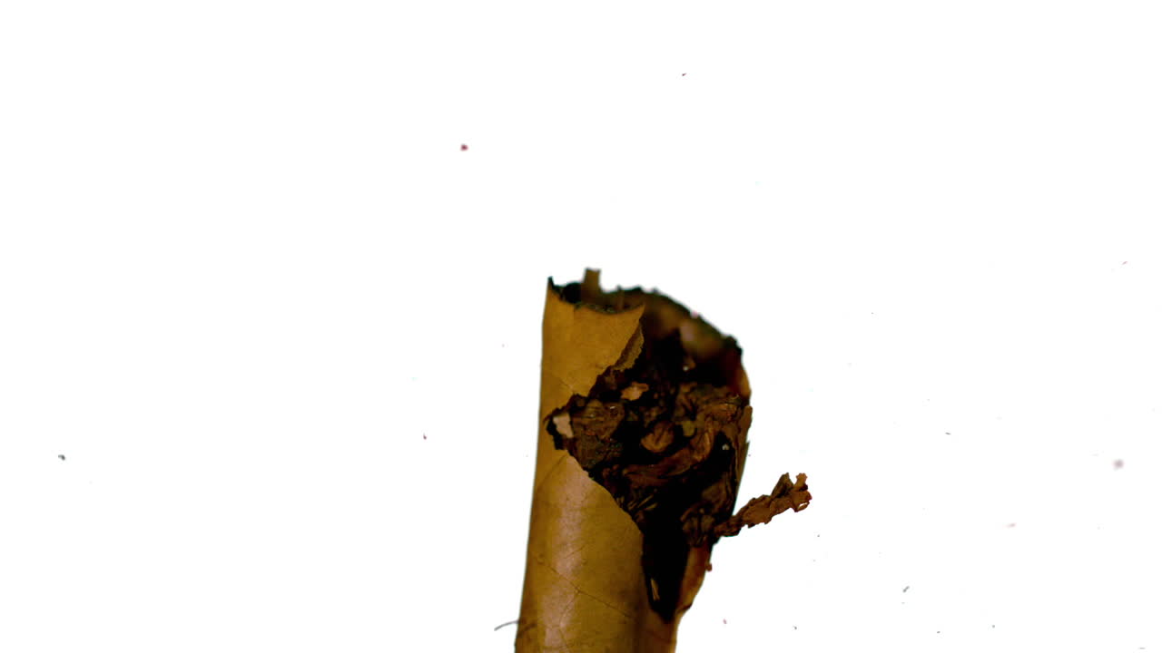 flecha disparando a través de un cigarrillo