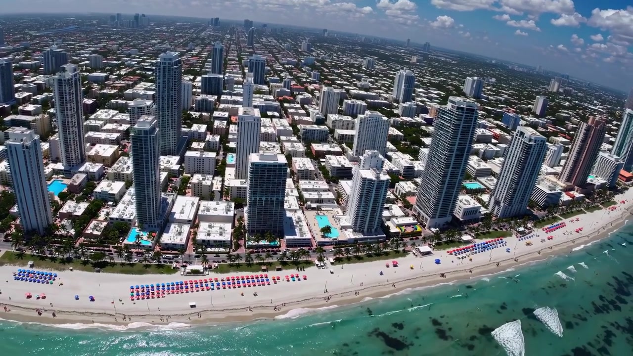 Toàn cảnh đường chân trời và bờ biển Miami Beach nhìn từ trên cao