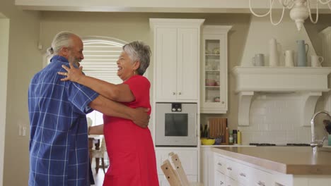 una pareja de ancianos afroamericanos que pasan tiempo juntos en casa.