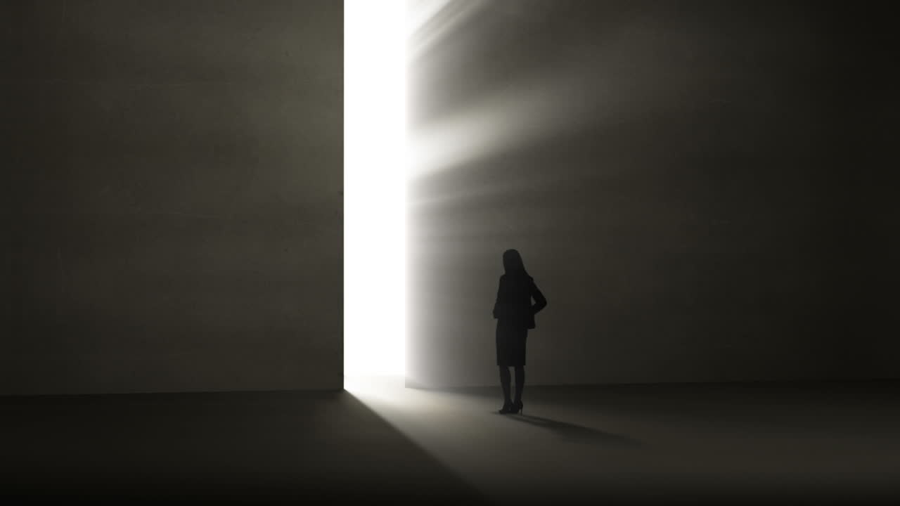 창문을 통해 빛을 비추는 사업가