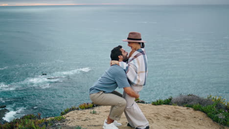 Alegre-Pareja-Bailando-Vista-Al-Mar-Verticalmente.-Hombre-Levantando-A-Una-Mujer-En-La-Orilla-Del-Mar.