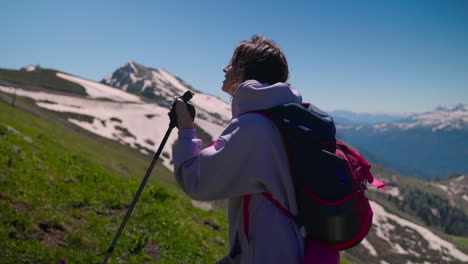 mujer haciendo senderismo en las montañas