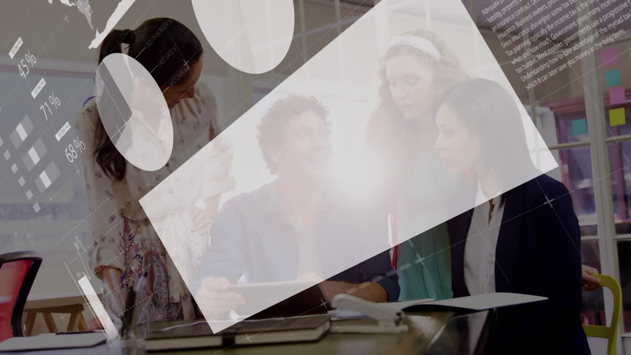 animación de infografía de color blanco sobre diversos compañeros de trabajo que comparten ideas en una tableta digital