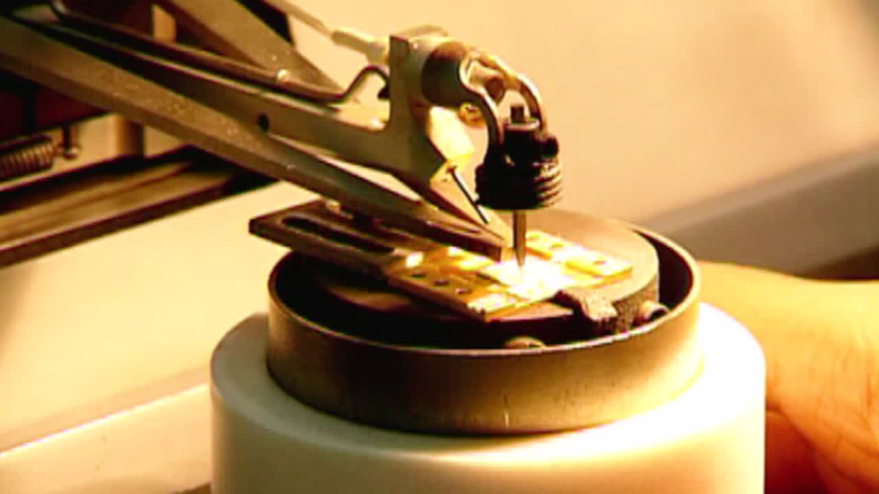 공장에서 회로 기판의 산업용 로봇 제조 공정