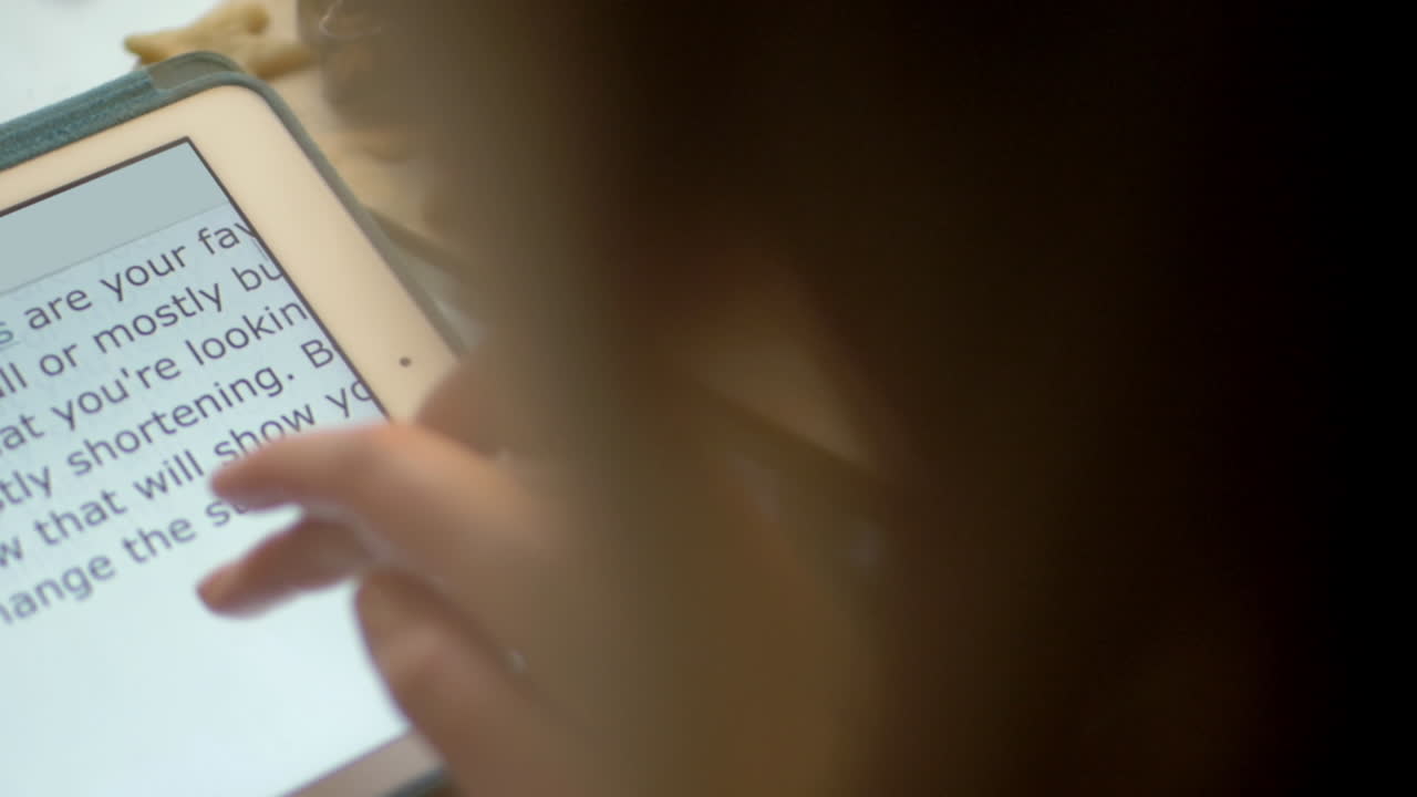 donna legge la ricetta e fa stampi per la pasta da pasticceria