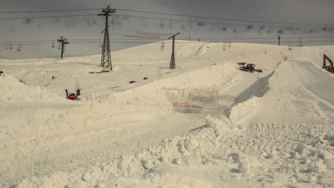 Langzeitbelichtungszeitraffer-Der-Halfpipe-Konstruktion-Im-Skigebiet-In-Livigno,-Italien,-Für-Die-Neun-Ritter-Veranstaltung