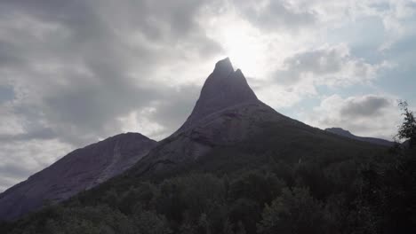 montaña stetinden o stádda en el municipio de narvik en el condado de nordland, noruega - plano general