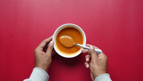 persona comiendo sopa de un cuenco