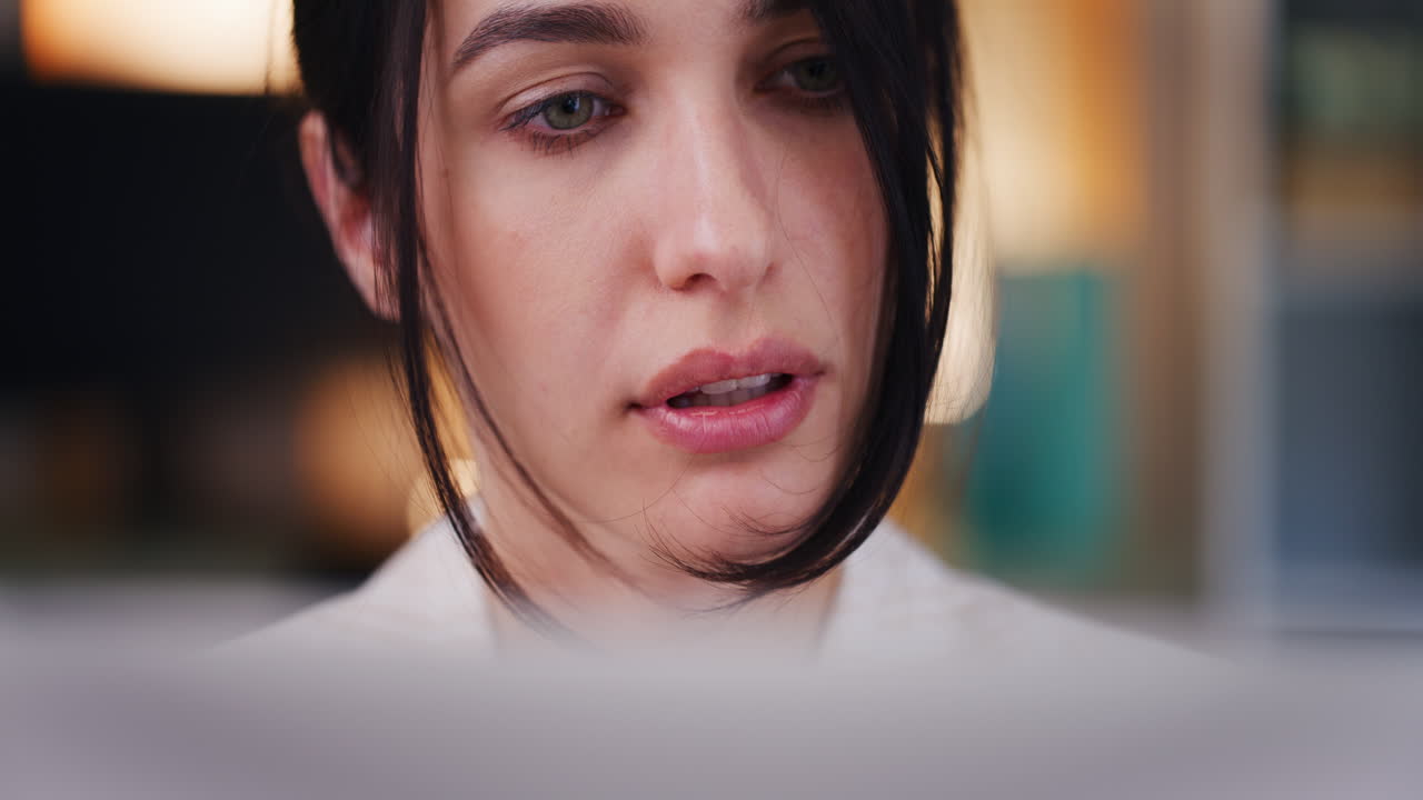 retrato de una mujer triste trabajando en una computadora portátil