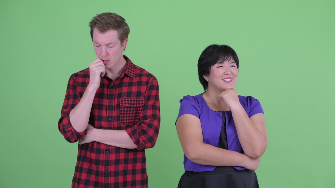 과체중 아시아 여성과 스터 남자가 함께