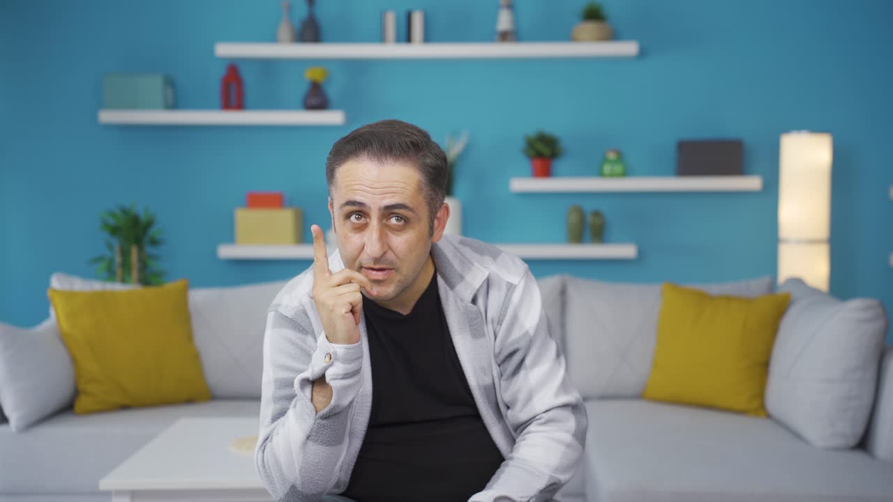 hombre pensativo hacia la cámara viene con una idea.