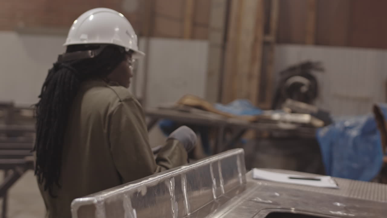 Trabalhador da construção civil inspecionando metal