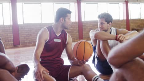 Basketballspieler-Interagieren,-Während-Sie-Sich-Auf-Dem-Platz-Entspannen