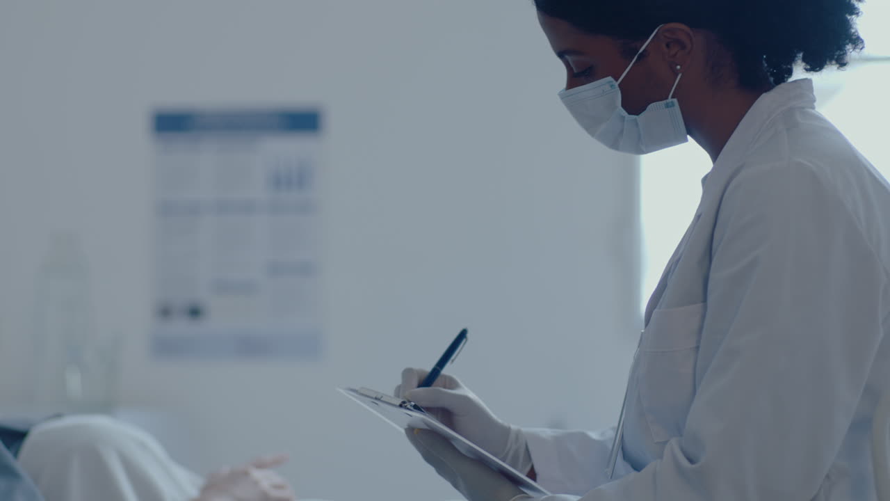 doctora con máscara visitando a un paciente enfermo en la sala del hospital