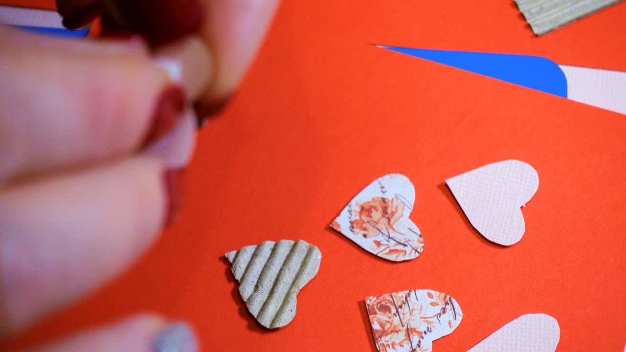 스크 발렌타인 인사 카드를 만드는 소녀의 손