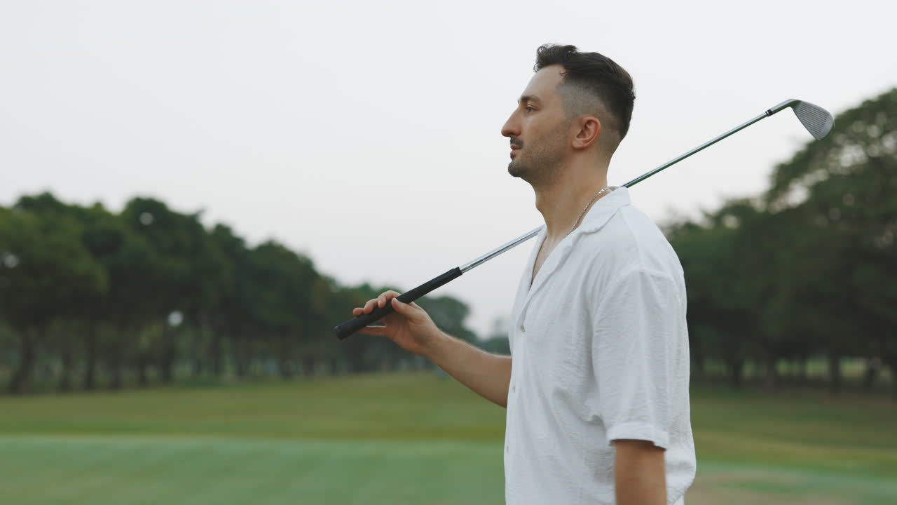 골프를 하는 남자