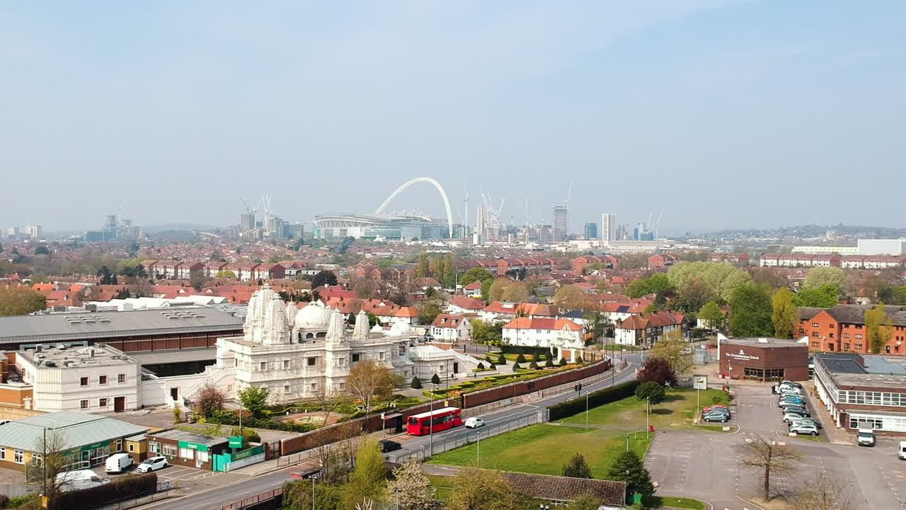 웸블리 경기장이 있는 런던 니즈덴에 있는 밥 스리 스와미나라얀 만디르 힌두교 사원