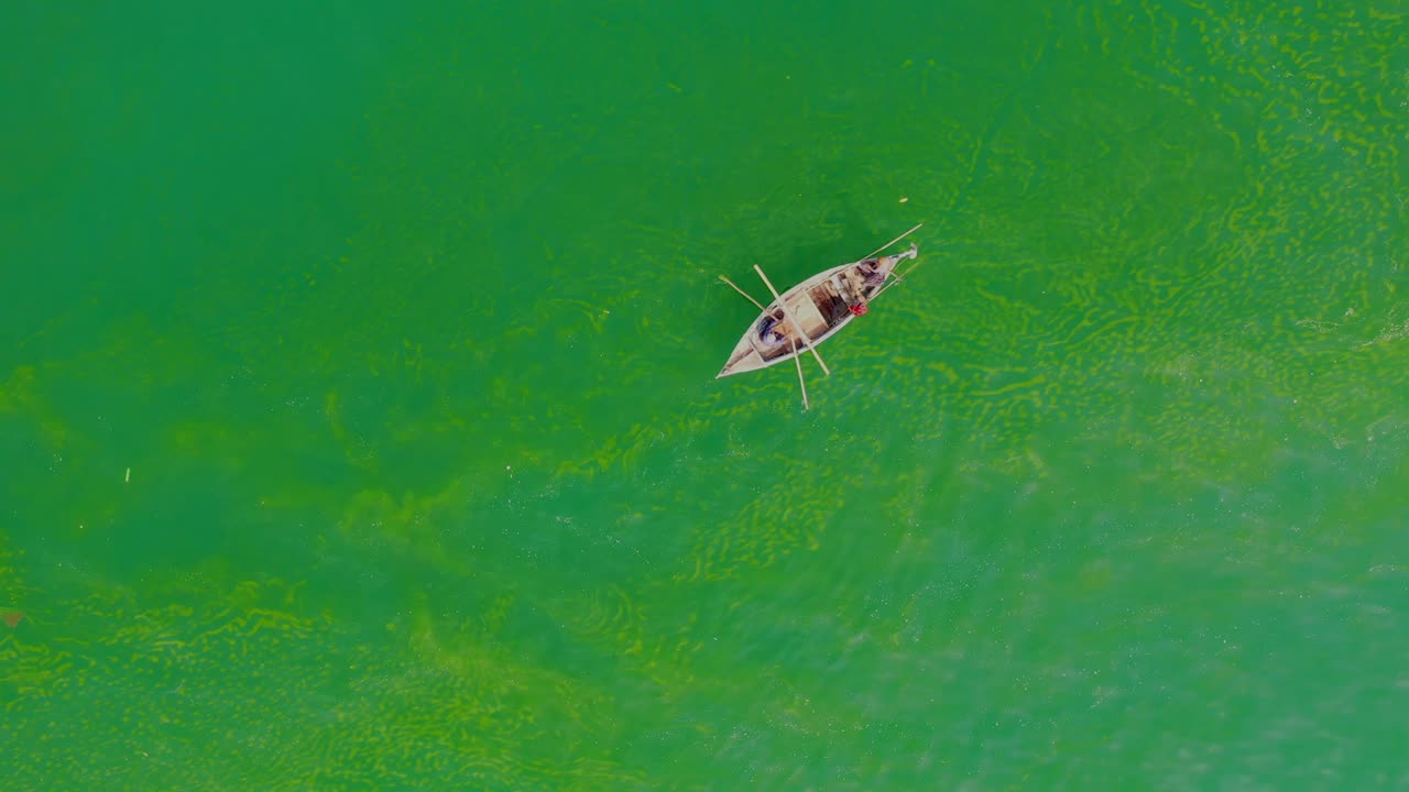 вид с воздуха на рыбака в традиционной деревянной лодке в аравийском море