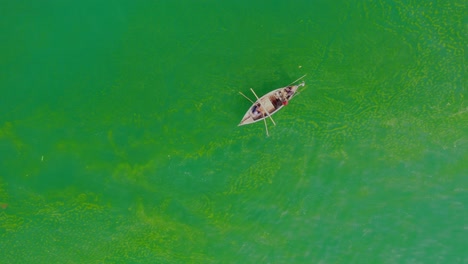 Vista-Aérea-Del-Pescador-En-Bote-De-Remos-De-Madera-Tradicional-En-El-Mar-árabe