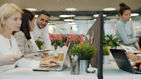 reunión de equipo de negocios en una oficina moderna