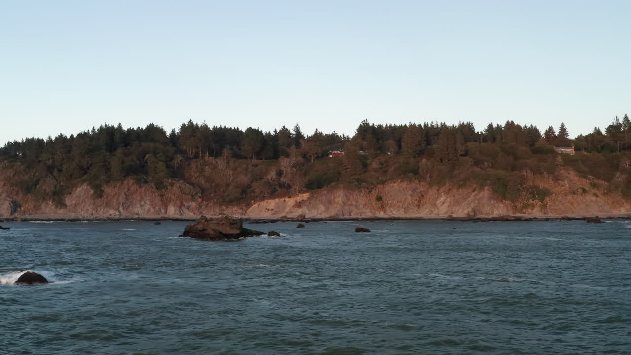 일몰 시 북부 캘리포니아 해안선의 오른쪽에서 왼쪽으로 공중 촬영