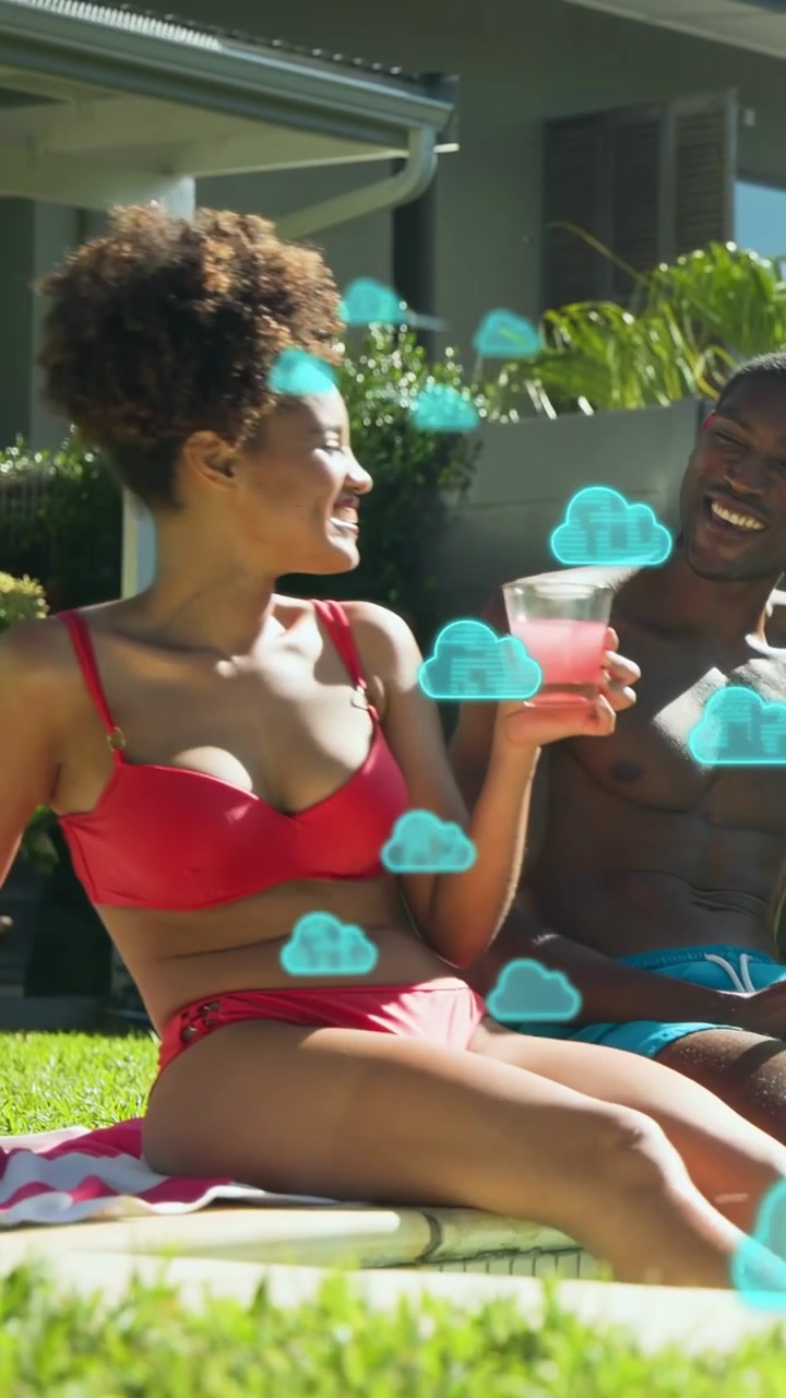 Video verticale: Donna in rosso che alza una tazza a bordo piscina, generando HTML e nuvole turchesi per il marketing