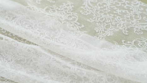 encaje blanco de primer plano. coser un vestido de novia. guipure ligero. sastrería hecha a mano, concepto de ropa profesional. fondo abstracto