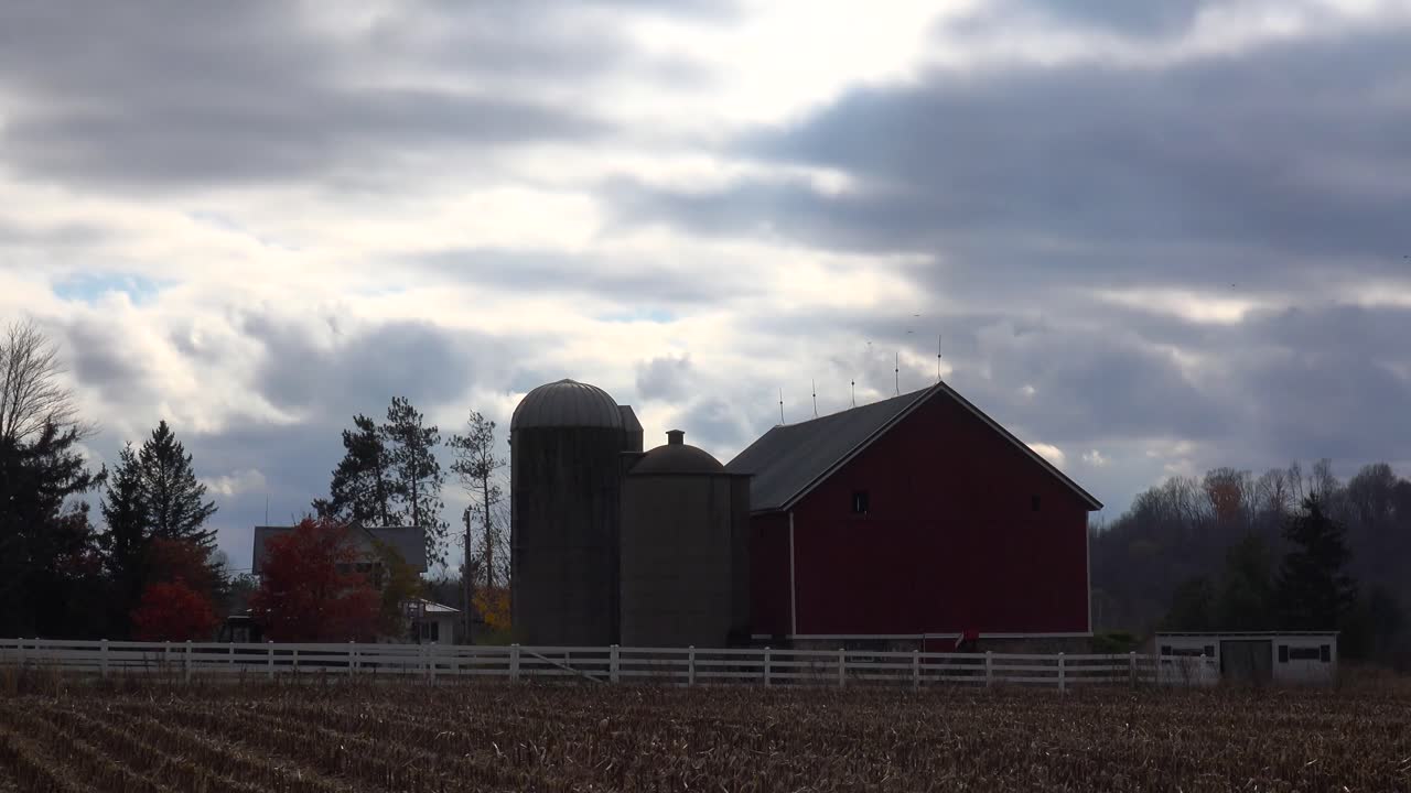 Timelapse-skyer bevæger sig over en midtvestlig gård