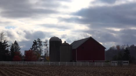 Timelapse-Nubes-Se-Mueven-Sobre-Una-Granja-Del-Medio-Oeste