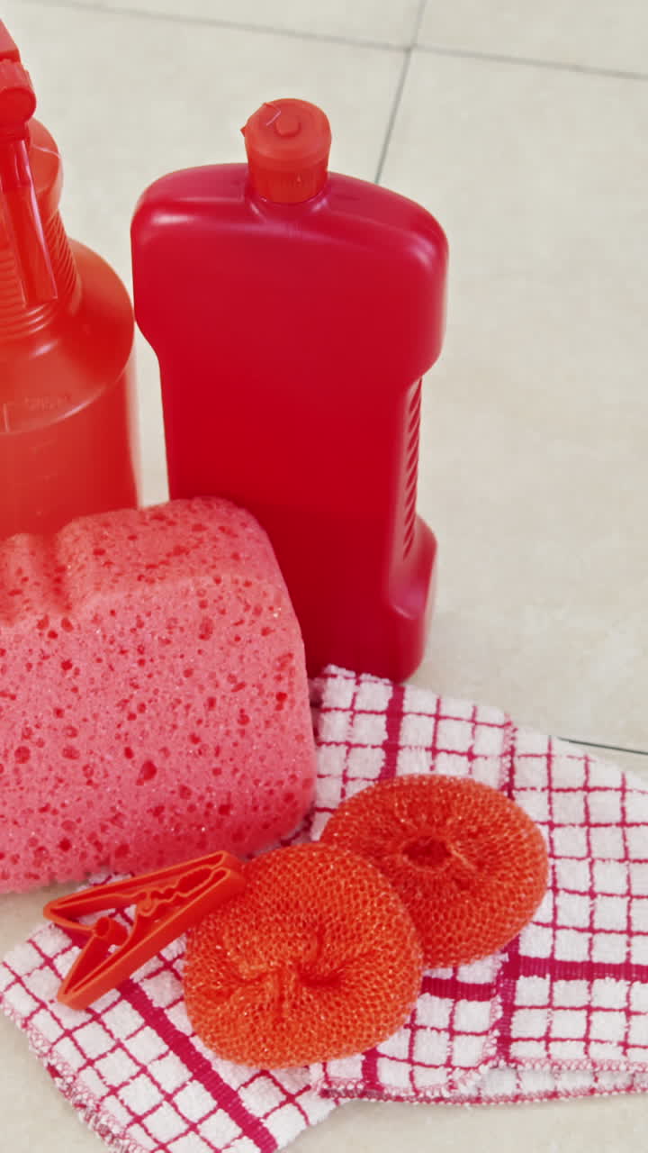 바닥에 청소 용품