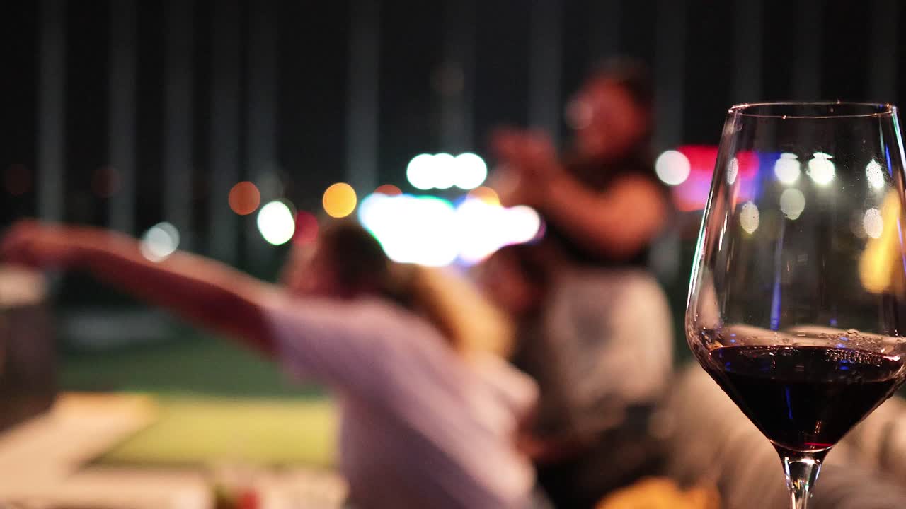 친구 들 이 활기찬 저녁 모임 을 즐기고 있다