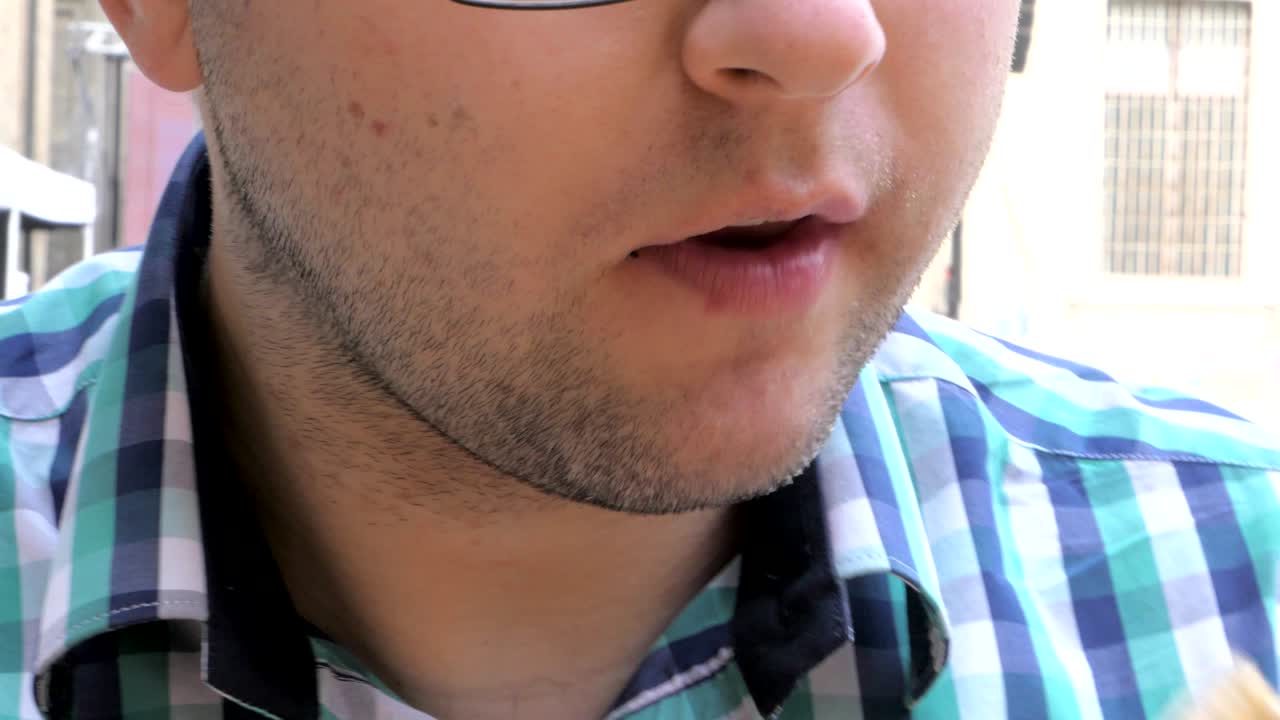 hombre comiendo una hamburguesa en la feria de comida callejera de parma
