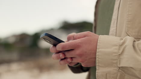 Mobiltelefon,-Hände-Und-Eine-Person-Im-Freien,-Die-Tippt