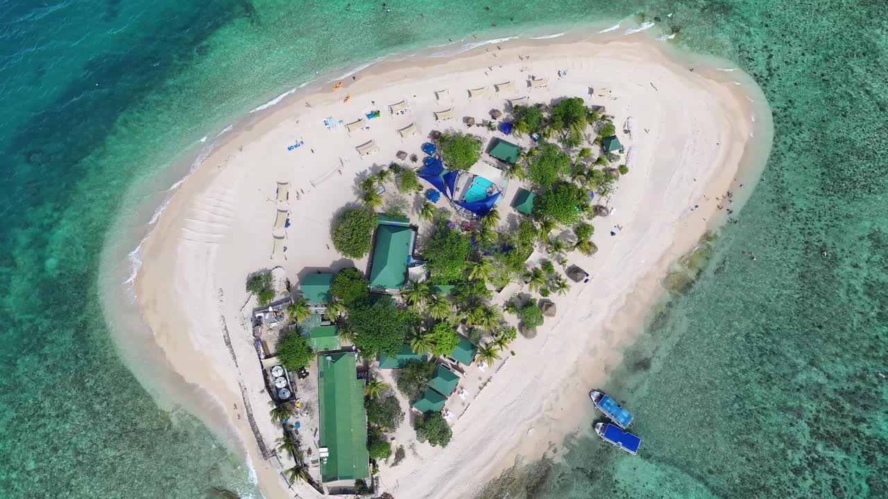 воздушный вид на тропический островный курорт