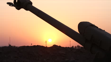 artillería pesada durante la puesta de sol