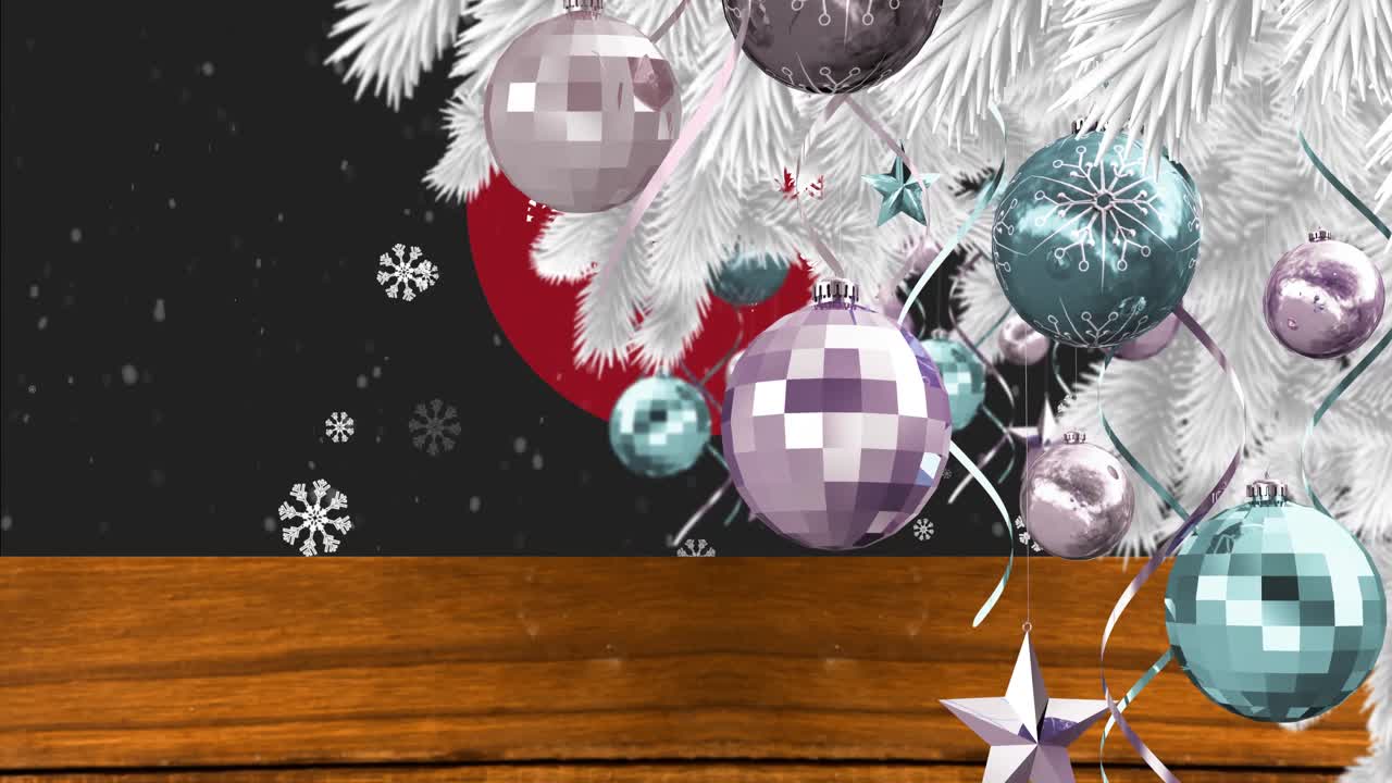animación del árbol de navidad con decoraciones sobre la nieve que cae sobre un fondo negro