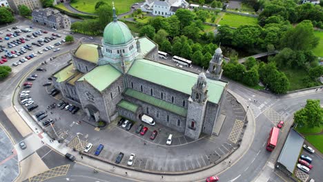 Catedral-De-Galway-Rodeada-De-Parques-Mientras-Los-Vehículos-Circulan-A-Su-Alrededor