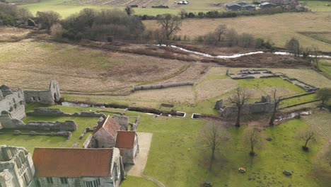 ruinas del priorato de castle acre en norfolk con el paisaje herboso circundante, filmado a la luz del día, vista aérea