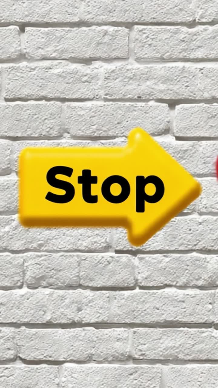 Un evidente segnale di stop giallo che punta a destra contro un muro di mattoni bianchi testurizzato, sottolineando l'importanza di fermarsi e di essere attenti alle istruzioni.